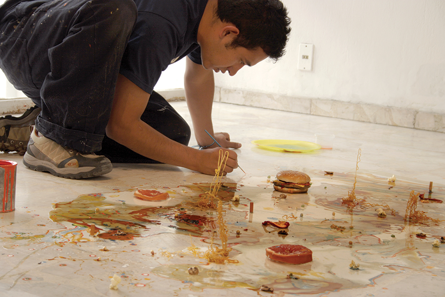 Saúl Gómez Jiménez, “Guákala”, pintura acrílica y comida sobre piso, 2007