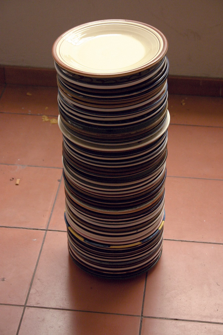 C.A.C.A., ”Estrategia”, platos de cerámica, mesa y silla de madera, medidas variables, 2004