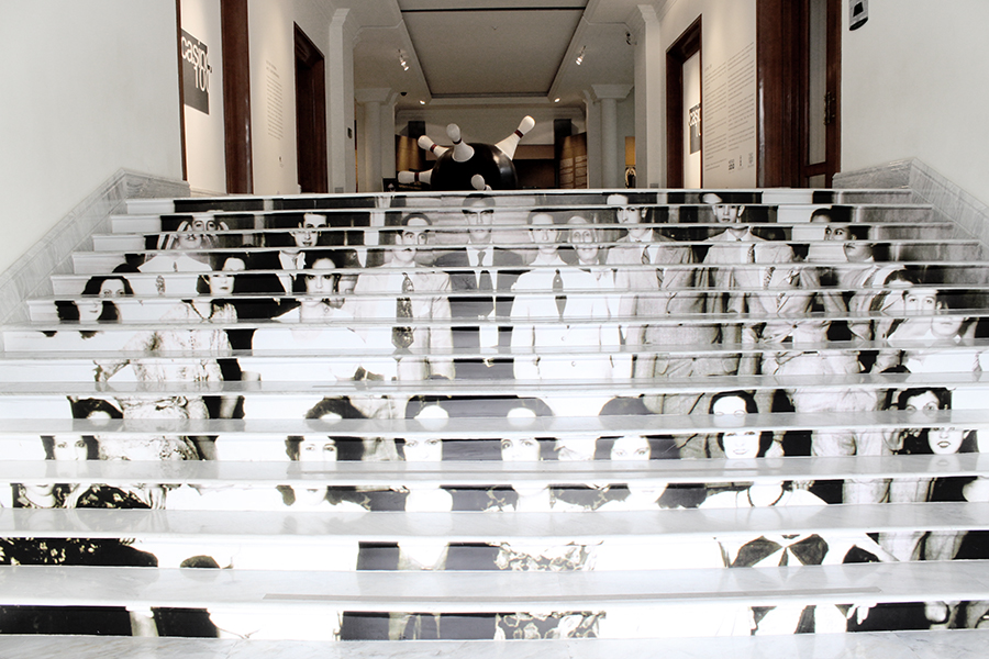 Sector Reforma, “Reunión en el Casino de la Laguna, 1940”, intervención sobre escalera de ingreso al museo, vinil sobre mármol, medidas variables, 2010