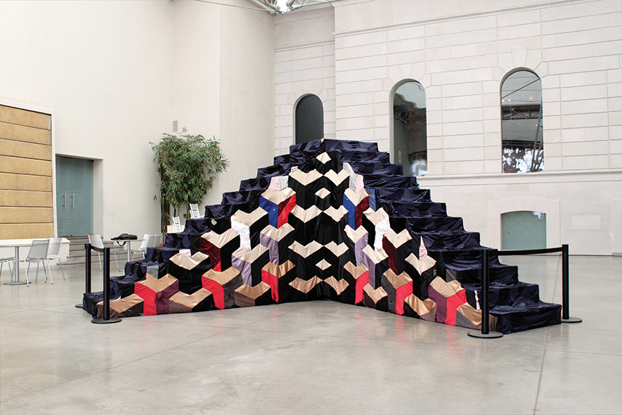 Sector Reforma, “Dos Pistolas”, escultura textil, cortes de vestidos, trajes y distintas telas unidas, estructura de madera, 240 alto x 430 x 430 cms., 2010