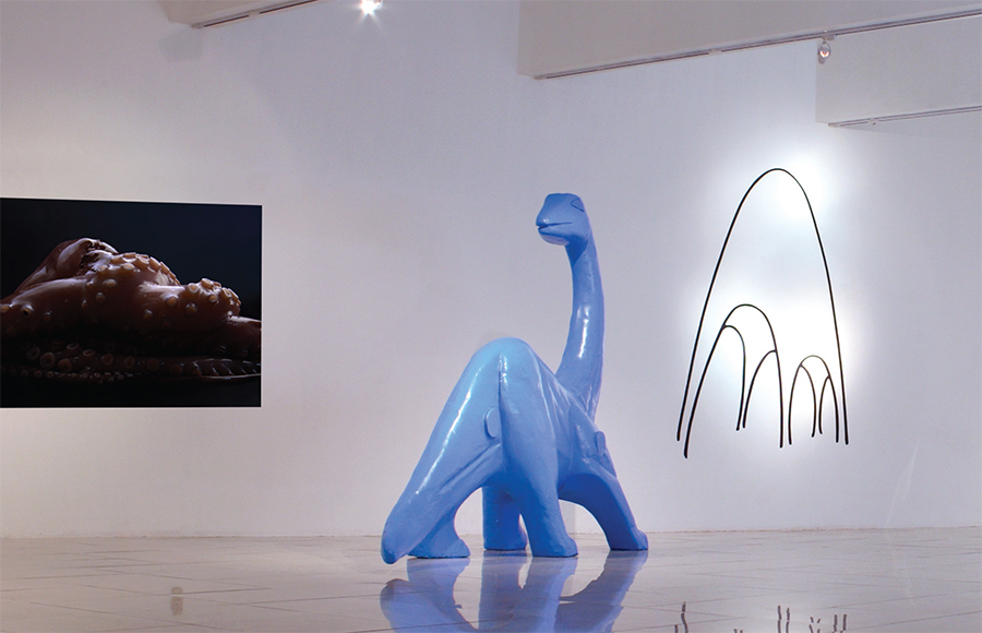 Javier Cárdenas Tavizon, “Dinosaurio”, escultura metal y poliuretano, 225 x 300 cms., 2006