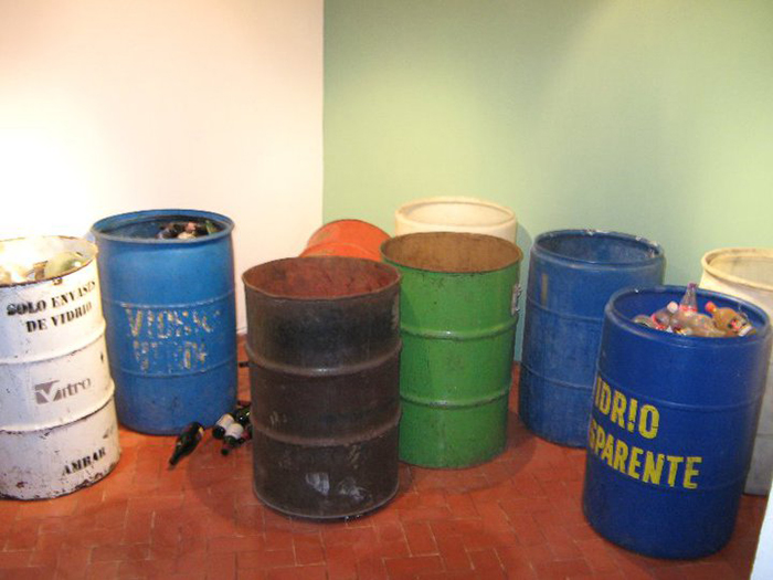 Imagen de registro de exhibición en el espacio de Sector Reforma, Vidrio Reciclado que se utilizó para la pieza
