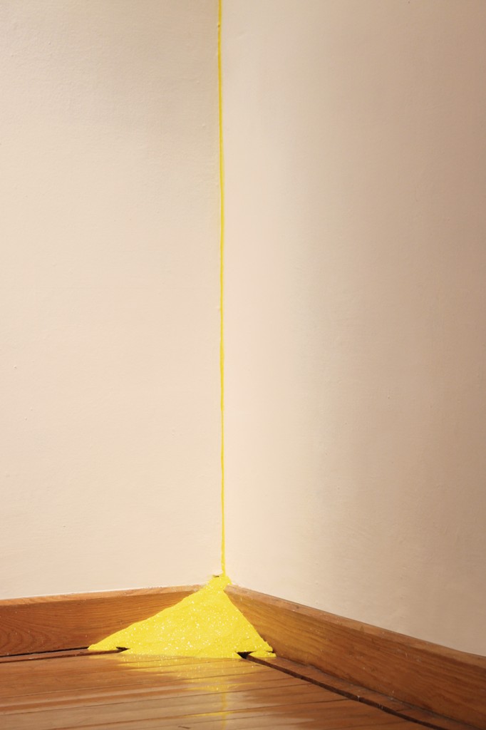 Javier Cárdenas Tavizon, “Emission“, Intervención sobre el espacio, pintura acrílica y polvo de color, 435 x 670 x 435cms., 2010