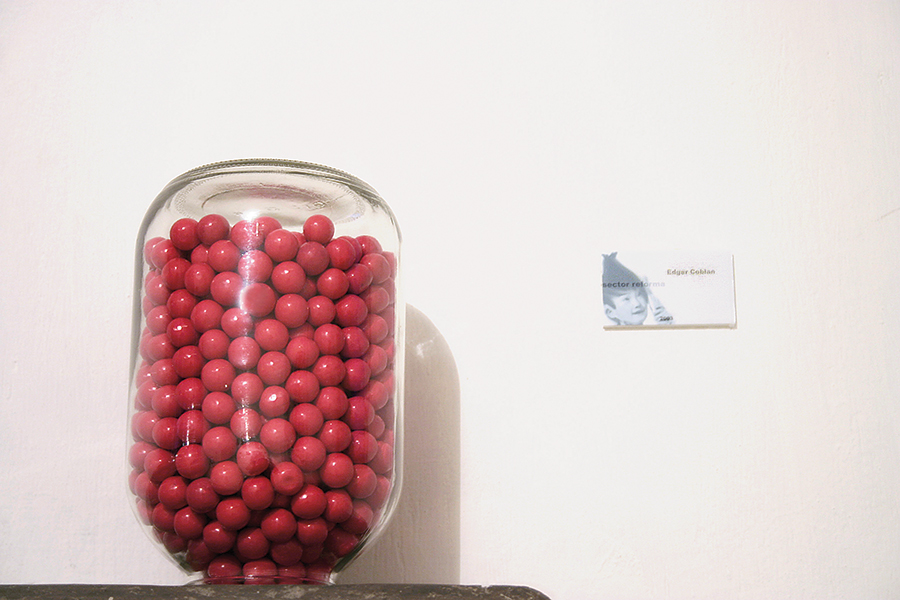 Édgar Cobián,”Chicles”, escultura, recipiente de vidrio y goma de mascar, 45 x 36 cms., 2003