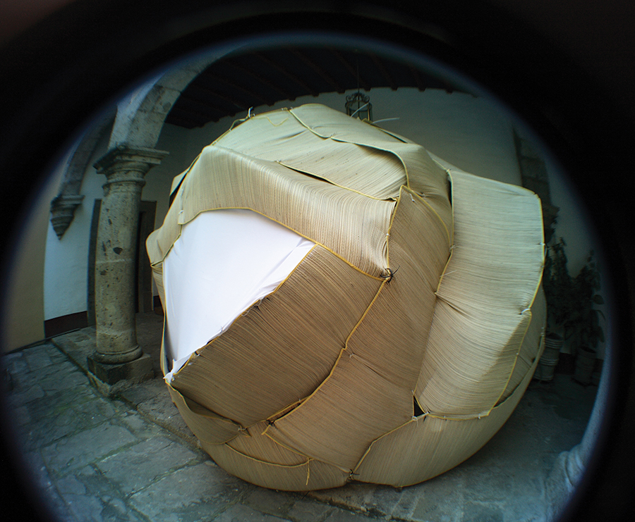 René Hayashi, “Teatro de sombras”, escultura interactiva y acción, estructura metálica y tapetes de paja, medidas variables, 2008
