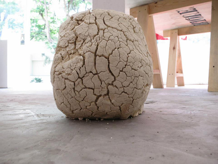 “Muerte a la Muerte”, Masa de Maíz sobre piso y estructura de metal, Alejandro Fournier, 2012