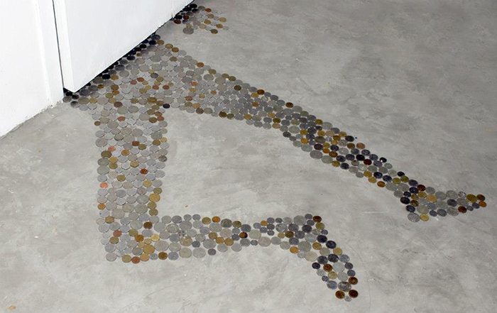 “Peso Muerto”, Monedas fuera de circulación sobre el piso, Alejandro Fournier, 2012