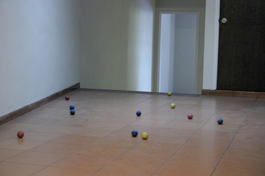 Fernando Carabajal, “Sin título”, instalación, pelotas y audio, medidas variable, 2004 